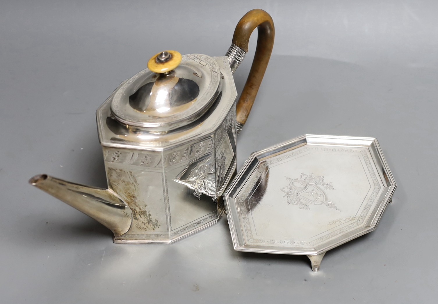 A George III silver octagonal teapot on matching stand, John Robins, London, 1795, stand length 19.6cm, gross weight 21.7oz.
